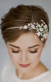 Piastre, phon, spazzole, pettini, elastici e molto altro. Idee E Acconciature Per La Sposa Che Ha I Capelli Corti