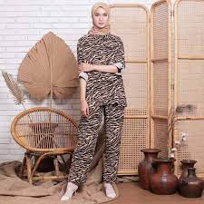 Piyama wanita yang terdiri dari satu atasan kemeja oversize dan celana kulot ini berukuran all size. Piyama Rayon Perempuan Setelan Baju Tidur Kemeja Motif Alisha Fit To Xl Terbaru Agustus 2021 Harga Murah Kualitas Terjamin Blibli