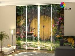 Nachdem die wände und das dach sicher sind, und die außenseite des hobbit lochs fertig ist, kann man schön langsam das interieur des häuschens einrichten und dekorieren. Schiebegardinen Hobbit Haus Schiebevorhang 3d Nach Mass Flachenvorhange Mit Motiv Kaufen Bei Hood De Schiebevorhang Vorhange Schiebegardine
