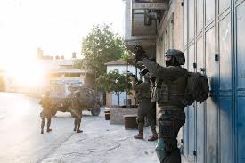עוצר בתחנה, פותח את הדלת ויורה: 1edewpjxp1regm