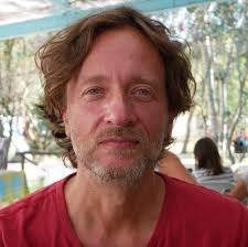 Quando ti chiedono di fare un monologo sul 25 Aprile in TV in prima serata,  l'importante è toccarla piano.