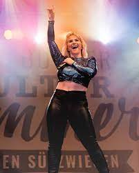 In her latest instagram picture, however, she is barely recognizable. Gefallt 11 4 Tsd Mal 239 Kommentare Beatrice Egli Beatrice Egli Offiziell Auf Instagram Luneburg Das Beatrice Egli Frauen In Leggings Fischer Helene