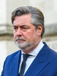 Prins Charles skakas av donationsskandaler