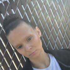 Which cat is the mama?