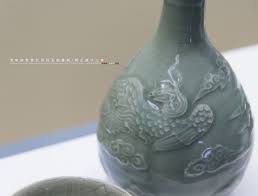 1518 龙泉窑青瓷云凤纹玉壶春瓶浙江龙泉道太乡出土龙泉青瓷博物馆藏1518 celadon vase with cloud and phoenix design longquan ware unearthed from longquan zhejian pottery glazes