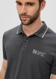 Polo shirt with a piqué texture and logo print