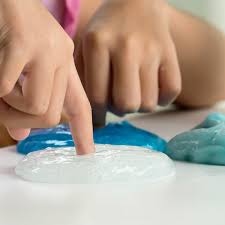 Comment faire du slime sans colle avec du savon pour les mains ? Comment Fabriquer Du Slime Avec Vos Enfants Femme Actuelle Le Mag