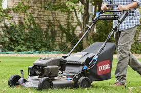 The toro is ideal for the typical suburban lawn, capable of cutting more than 5,000 square feet of grass per battery charge. Toro 21 Inch Personal Pace Super Recycler Lawn Mower Line Ope