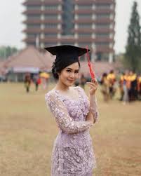 Foto dan gambar model rumah 1 lantai modern tampak depan, baik minimalis maupun mewah. 60 Model Kebaya Wisuda Modern Simple Terbaru 2020 Bergaya