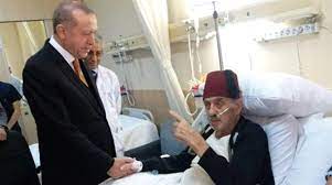 Kadir mısıroğlu'nun cenazesi, kılınan cenaze namazının ardından üsküdar'daki nasuh mehmet efendi camisi haziresine defnedildi. Kadir Misiroglu Olmeden Arkasindan Konusayim Fularsiz Entellik