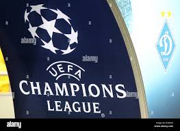 Nach dem modifizierten logo der champions league sind nun die wappen der europa league und der. Board Mit Uefa Champions League Logo Auf Dem Rasen Vor Dem Spiel Zwischen Fc Dynamo Kyiv Und Der Fc Porto Stockfotografie Alamy