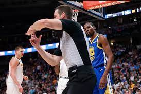 Wasit utama yang memimpin pertandingan bola basket disebut. Jumlah Wasit Dalam Permainan Bola Basket Kupas Tuntas Basketball