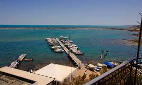Ampio soggiorno vendesi a mola di bari casa indipendente tre vani su tre livelli da ristrutturare di circa 50 mq in centro storico a pochi passi dal mare. Altavista Updated 2021 2 Bedroom Apartment In Mola Di Bari With Ocean Views And Washer Tripadvisor