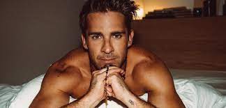 His birthday, what he did before fame, his family life, fun trivia facts, popularity rankings, and more. 4pody4fz37m6 M