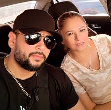 Aquí con esta muchachona que luego me dicen que si es mi novia.. Ojalá me  dure asi 200 años viéndose tan joven..