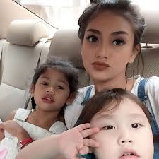 Jemima guri clementine sompie yang kini mulai beranjak remaja adalah anak angkat celine evangelista. Ternyata Dirly Dan Celine Evangelista Tidak Pernah Nikah