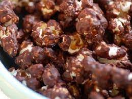 Si preparano in pochi minuti e possono essere decorati con la vostra granella preferita: Pop Corn Al Cioccolato