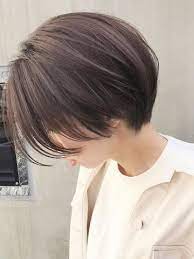 ハンサムショート 丸顔 20代 30代におすすめナチュラル クール 大人カジュアル小顔aライン センターパート ベージュグレージュマーメイドアッシュ ヘアサロン予約 ozmallビューティ ショートボブ ショートのヘアスタイル ヘアスタイリング