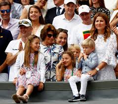Kinder supports parents in raising happy children by providing unique producst and experience that enhance moments of joy everyday and in special kinder products: Furs Sackgeld Roger Federers Kinder Verkaufen Limonade Am Strassenrand