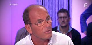 Cette femme a déchiré sa carte d'électeur sur Facebook et d'autres l'imitent