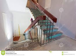 Untervermietung eines teils der wohnung § 553 bgb erfasst nur den fall, dass ein teil der wohnung untervermietet werden soll. Treppe Mit Holzernen Gelanderdocken Ist Das Teil Des Innenraums Der Wohnung Wahrend Der Verbesserung Oder Der Umgestaltung Erneu Stockbild Bild Von Beweglich Wohnung 108407915