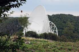 Das radioteleskop effelsberg befindet sich auf 319m höhe, steht auf einem ringfundament, hat einen erstaunlichen durchmesser von 100m und ist frei schwenkbar. Radioteleskop Effelsberg Des Max Planck Instituts Fur Radioastronomie Objektansicht