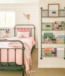 Kamar tidur yang dilengkapi dengan ranjang yang dibuat dari besi dapat memberikan atmosfer yang penuh sensasi dan unik. Lebih Kuat Inilah Keunggulan Ranjang Besi Minimalis