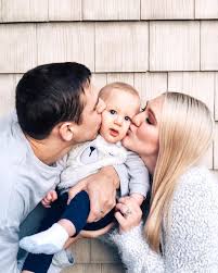 Laurennoelcarter Mom Dad Baby Kisses Family Photo Idea Mom Dad Baby Family Photos With Baby Photo Dad
