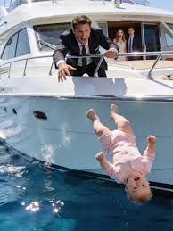 Medios - Un millonario arroja a una niña recién nacida a un lago y se marcha. Después de 27 años, regresa como jueza... Las manos de un hombre adinerado tiemblan mientras sostiene