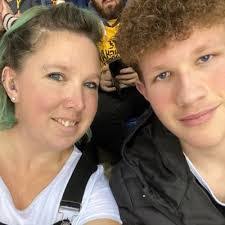 Bernadette Hunter's Instagram, Twitter & Facebook