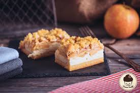 Die viertel in stücke schneiden, den zitronensaft, 100 ml wasser, 75 g zucker und die apfelstückchen etwa 15 minuten köcheln, dann abkühlen lassen. Topfen Apfel Streusel Blechkuchen Mann Backt