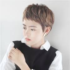 shooting style クールなショートもオン眉で可愛らしさ トップの束感で簡単スタイリングできます 大きめピアスで印象upも ショートのヘアスタイル 髪型 短い前髪
