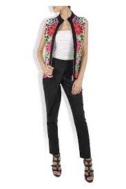 .vesta eleganta dama vesta cu broderie neagra si accesorii metalice se incheie cu cordon rosu maneca tip barcuta cu motive traditionale puf negru la maneci detalii din catifea rosie mai lunga in partea din spate si incretita material: Cristian Samfira Vesta Cu Print Digital Motive Traditionale Romanesti Endra Ro