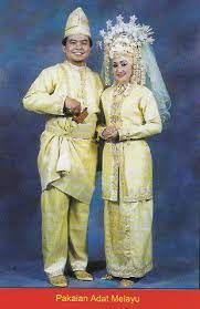 Selain itu terdapat juga pakaian yang dianggap klasik seperti pakaian puteri perak, cik siti wan kembang, baju menora. Pakaian Adat Melayu Sanggar Minang Djus Masri