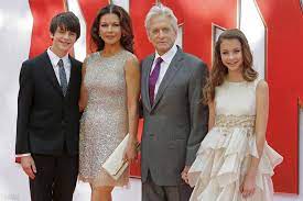 Born in washington, dc, he spent a year studying at carnegie mellon university before transferring to the university of pittsburgh, graduating in 1984. Michael Douglas Starportrat News Bilder Gala De