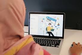 Sistem online dipilih agar tak tak ada duplikasi atau pendaftar dengan dua kartu. Duit Kartu Pra Kerja Kebanyakan Dipakai Buat Beli Makanan
