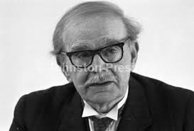 20380130-James Gulliver, chairman of the Argyll Group, speaking at a press  conference in December 1985.