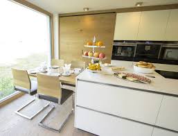 Kuche Mit Integriertem Essplatz Der Essplatz Fur Vier Personen Ist Direkt An Die Kochinsel Angeschlossen Planung Un Kitchen Workshop Kitchen Kitchen Flooring