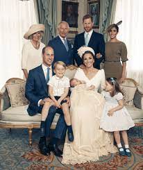 Juni 1982 in london im st. Der Sohn Von Kate Und William Offizielle Tauf Fotos Von Prinz Louis Royals Bild De Taufe Fotos Konigliche Familie Prinz William Und Kate