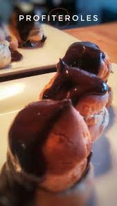 Profiteroles A La Creme Glacee Chocolat Plaisirs Glaces