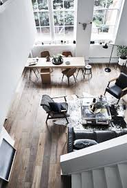 Blick Von Oben Auf Den Wohnbereich U A Mit Ranarp Stand Leseleuchte Schwarz Einzimmerwohnung Einrichten Wohnung Einzimmerwohnung