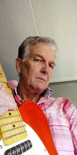 Someone recommend me a decent left-handed electric guitar please.. 😩🤚