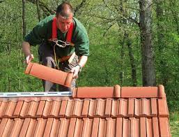 Installer Un Faitage A Sec Sur Une Couverture En Tuiles Plates Tuiles Charpente Toiture Tuile