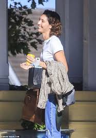 Who is zac efron's girlfriend and who is he dating? Zac Efron S Girlfriend Vanessa Valladares Flashes A Rare Smile On A Shopping Trip Money Readsector