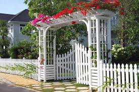 This fence follows the perimeter of the yard, keeping animals out of the beautiful landscaping and keeping any children or pets in the yard. Best White Picket Fence Ideas Designs Pictures In 2021 Organize With Sandy