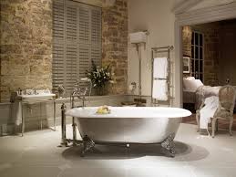 Die freistehende badewanne aus gusseisen auf goldenen löwenfüßen ist der klassiker. Spey Gusseiserne Badewanne Mit Kugel Klauenfussen Luxbath De