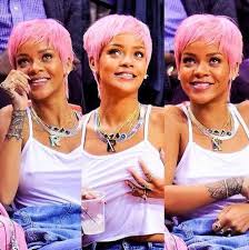 La vincitrice dell'ultima edizione di amici, gaia gozzi, è stata vittima di un incidente bollente sul palco di heroes, il futuro inizia adesso il primo evento musicale italiano in diretta streaming a pagamento dall'arena di. Rihanna Con I Capelli Rosa E Corti Nuove Canzoni