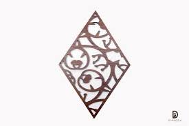 تابلوه مودرن دايموند الشكل مصنوع من أجود أنواع خشب البلي وود التصميم مفرغ بالكامل وهو عبارة عن زخرفة لأحد أنواع أوراق وغصون الأشجار الجذابة هذا التابلوه سيكون