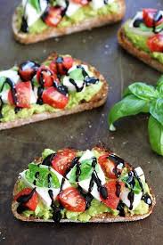 Dit Caprese Recept Met Avocado Toast Is Een Lunchidee Van Het Volgende Niveau Rezepte Avocado Toast Rezept Leckeres Essen
