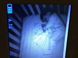 Os dois filhos da mulher, que estava em casa esperando a mãe, presenciaram o crime. Mae Se Assusta Ao Ver Bebe Fantasma Dormindo No Berco Com Seu Filho